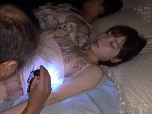 Cho người vợ đi làm thư ký để trả nợ