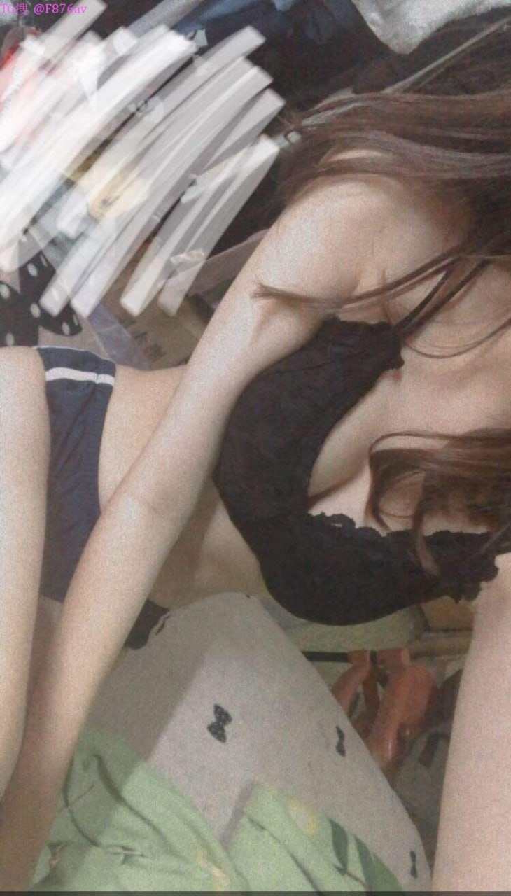 Bố dượng trừng phạt đứa con gái ngỗ nghịch không nghe lời